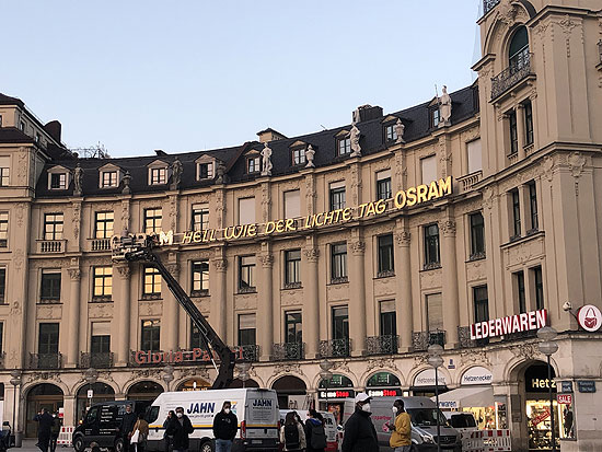 „OSRAM - Hell wie der lichte Tag" leuchtet wieder - Neue Buchstaben für OSRAM Werbung am Münchner Stachus wurden am 22.02.2021 installiert (©Foto: Martin Schmitz)